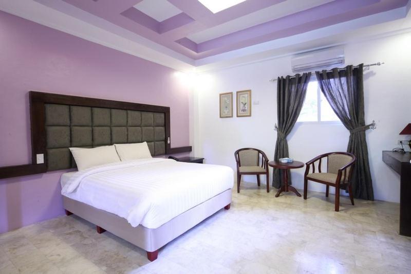 Woodland Hotel Angeles Room photo
