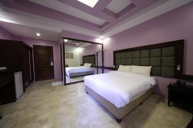 Woodland Hotel Angeles Room photo