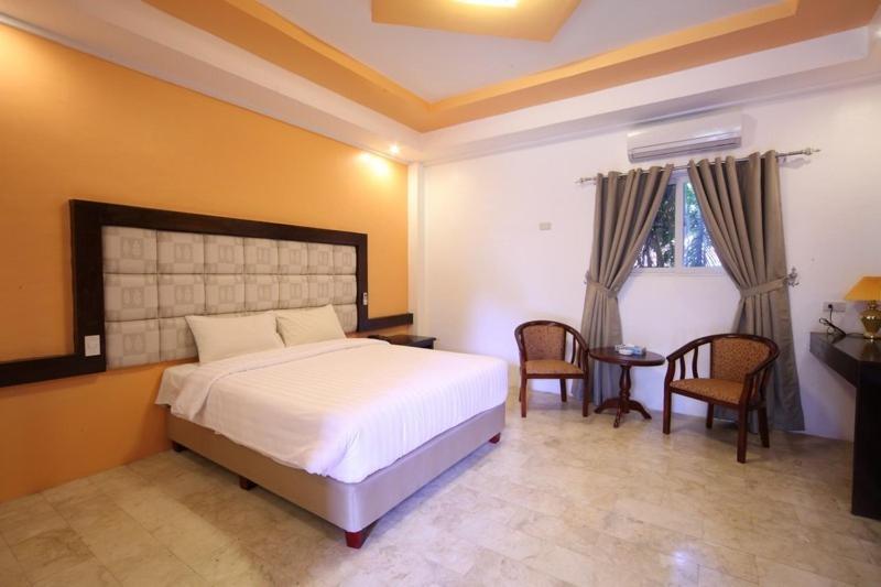 Woodland Hotel Angeles Room photo